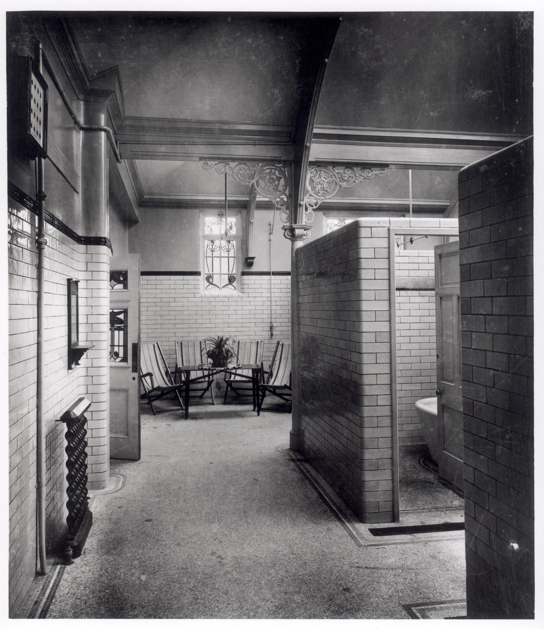 Private sengebåse og venteområde i Bramley Baths, Leeds af English Photographer English Photographer