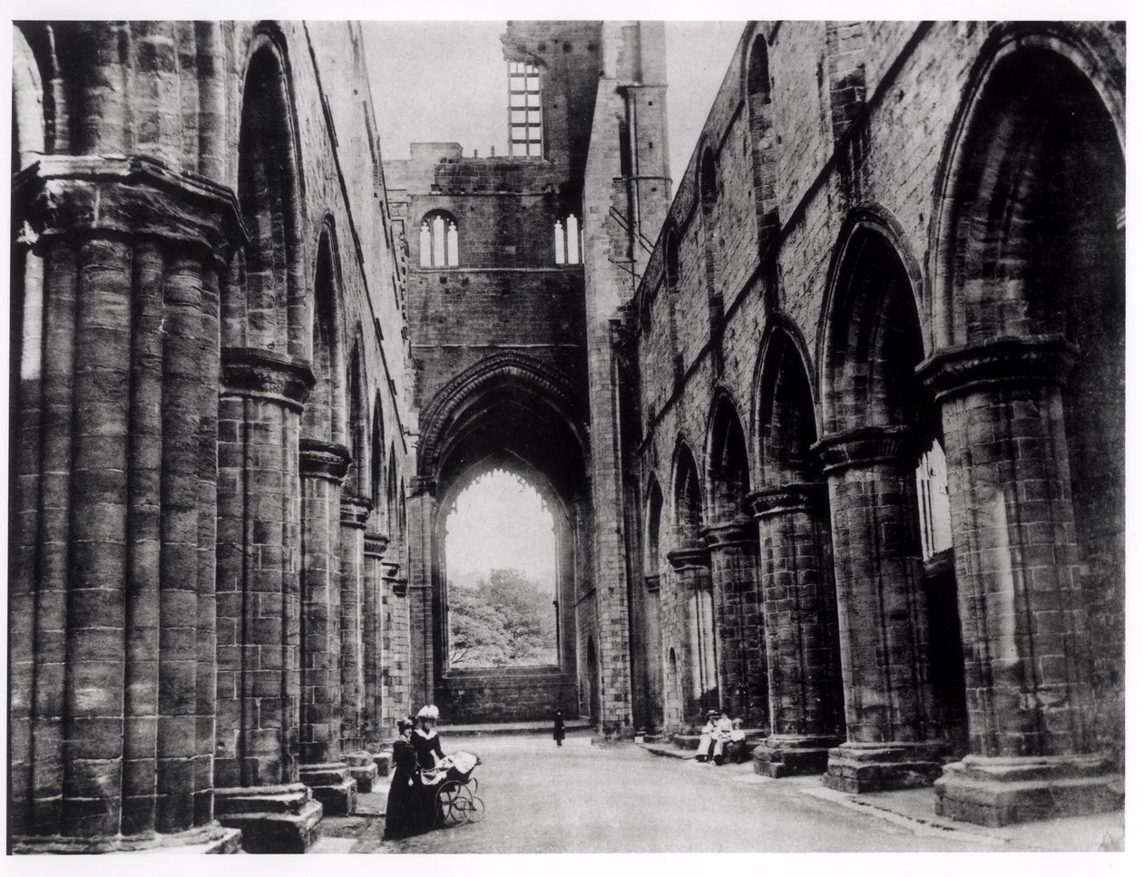 Besøgende på Kirkstall Abbey af English Photographer English Photographer