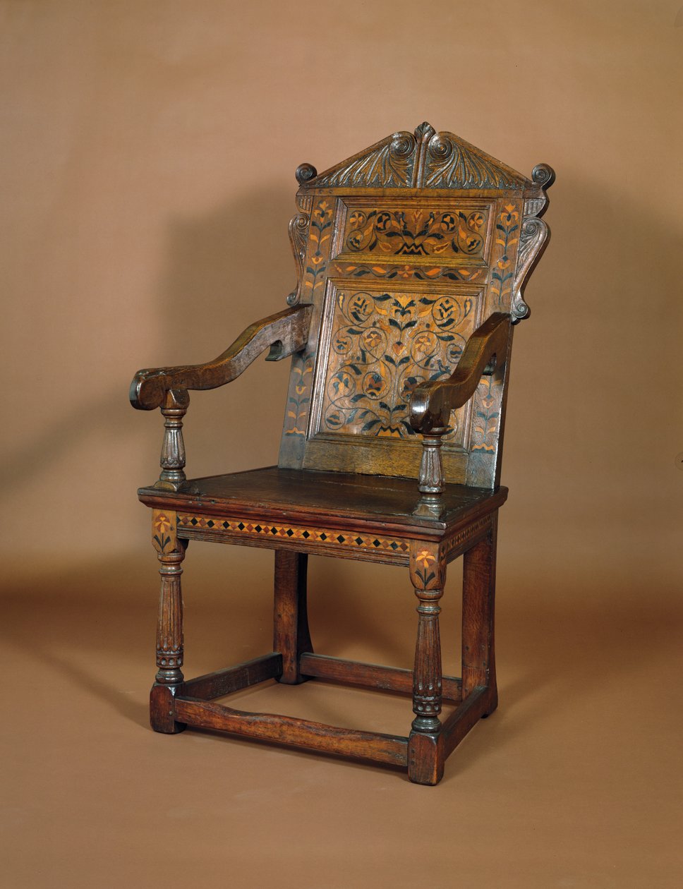 En Charles I lænestol, midten af 1600-tallet (eg med marquetry indlæg) af English School
