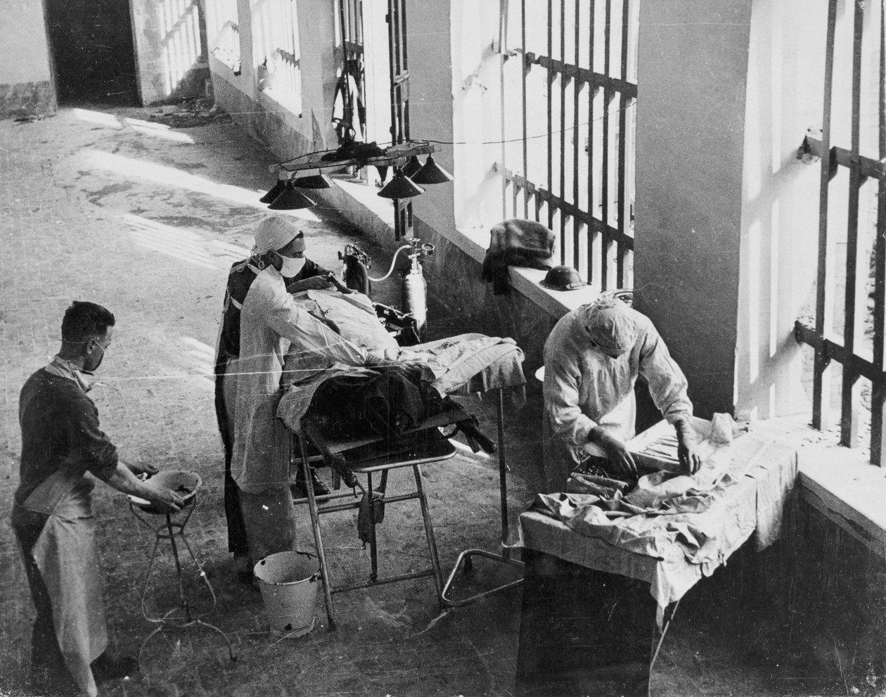 En feltkirurgisk enhed, der opererer i et italiensk fængsel under beskydning under Anden Verdenskrig, fra en samling af 650 fotografier udarbejdet af Command Association af English School