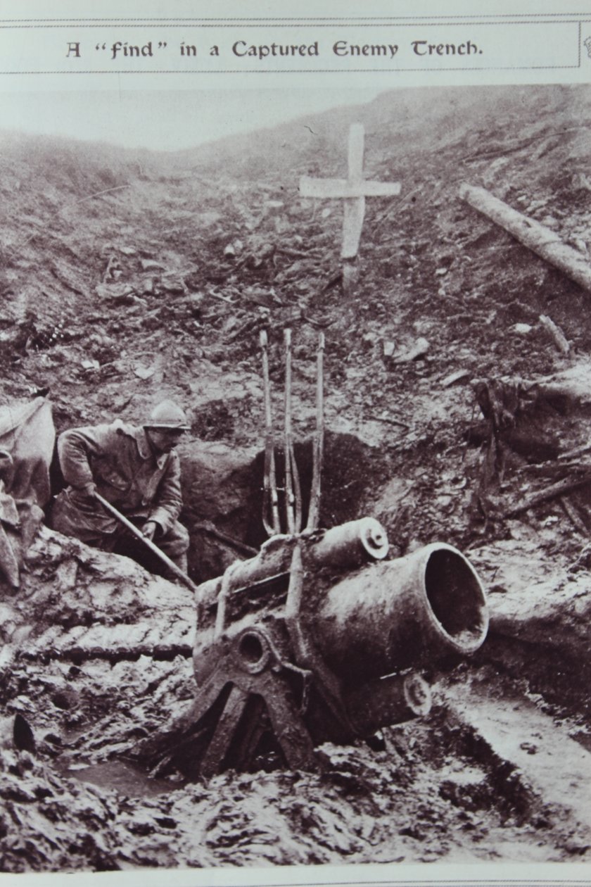 Et fund i en fangne fjendegrav, 1914-18 af English School