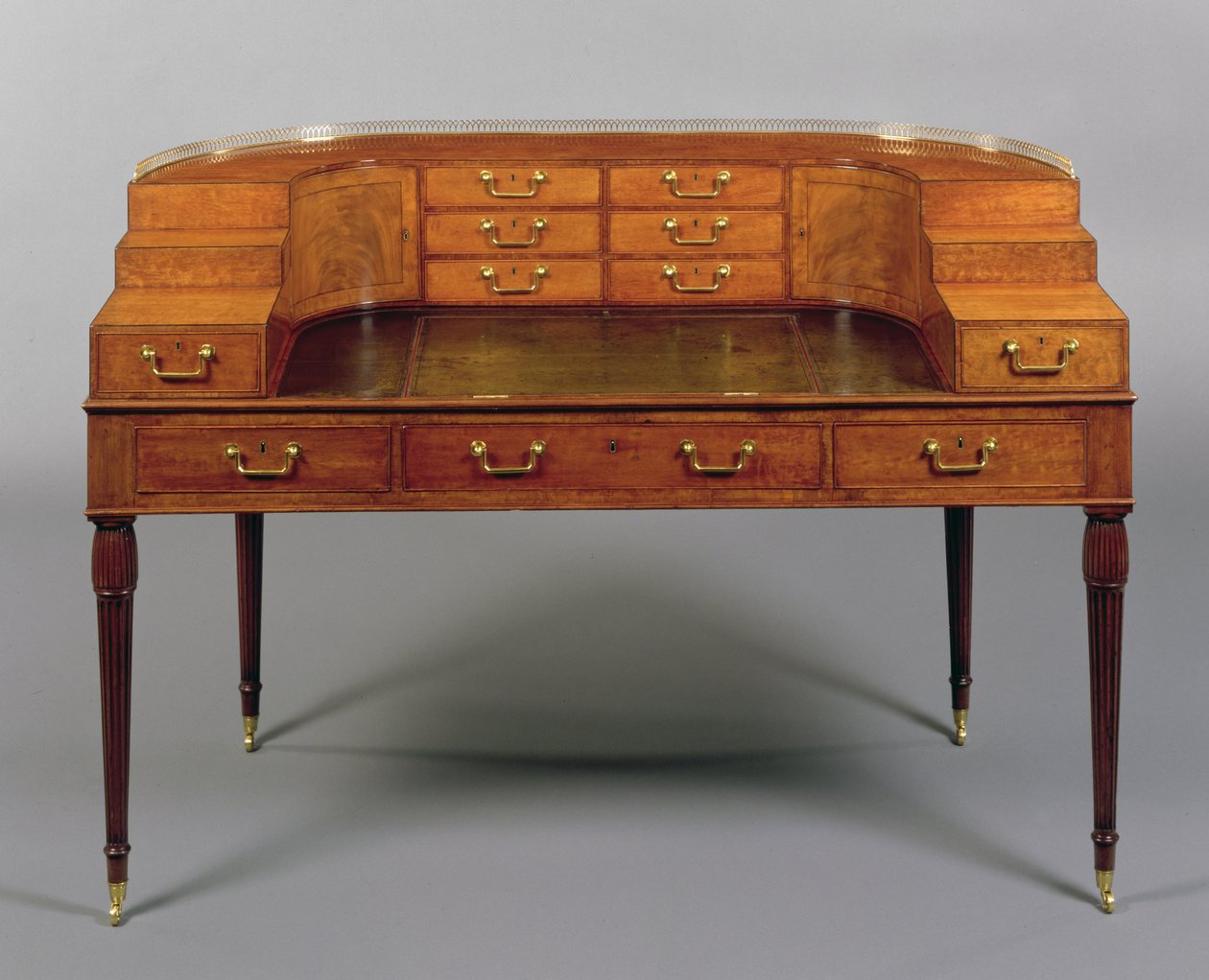 Et George III Carlton House skrivebord, ca. 1800 (træ) af English School