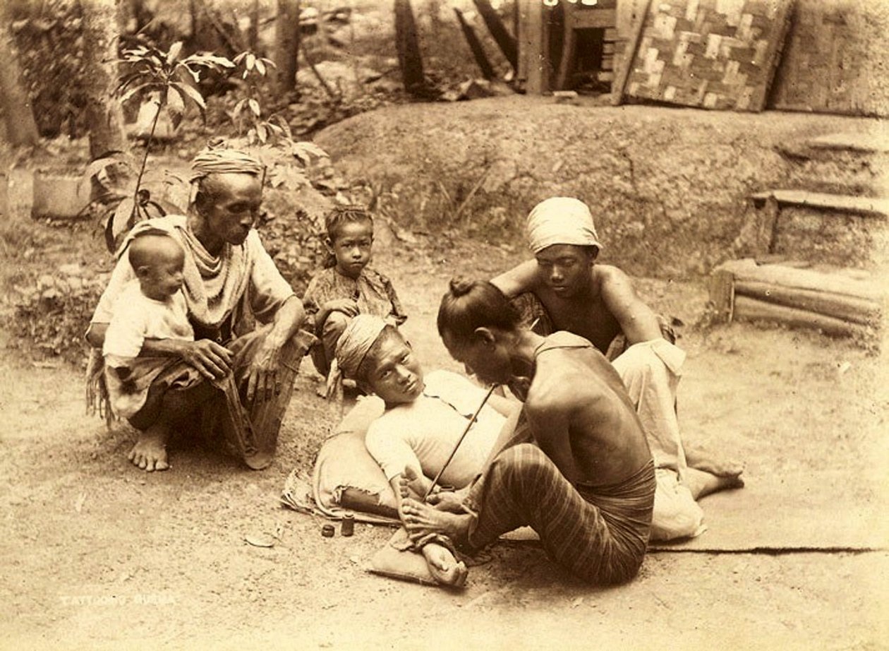 En Shan-mand bliver tatoveret, 1890 (sepia-billede) af English School