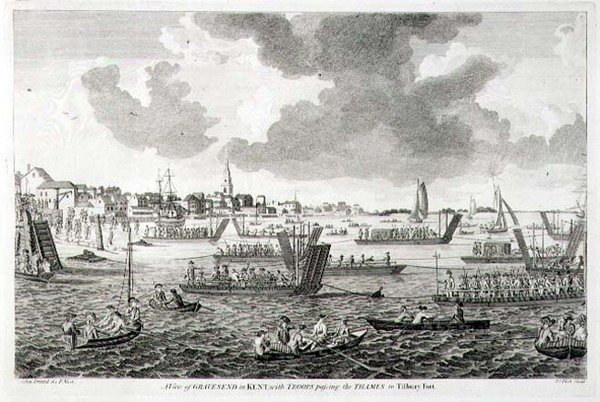 Udsigt over Gravesend i Kent, med tropper, der passerer Themsen til Tilbury Fort (gravering) af English School