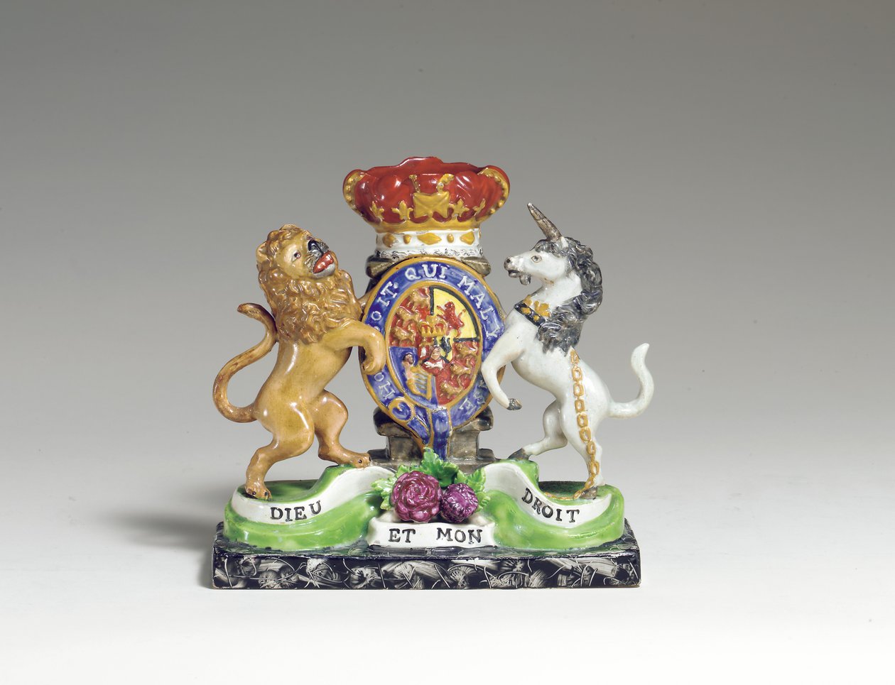 En Walton Armorial Spildvase som det britiske kongelige våbenskjold, ca. 1825 (perletøj) af English School