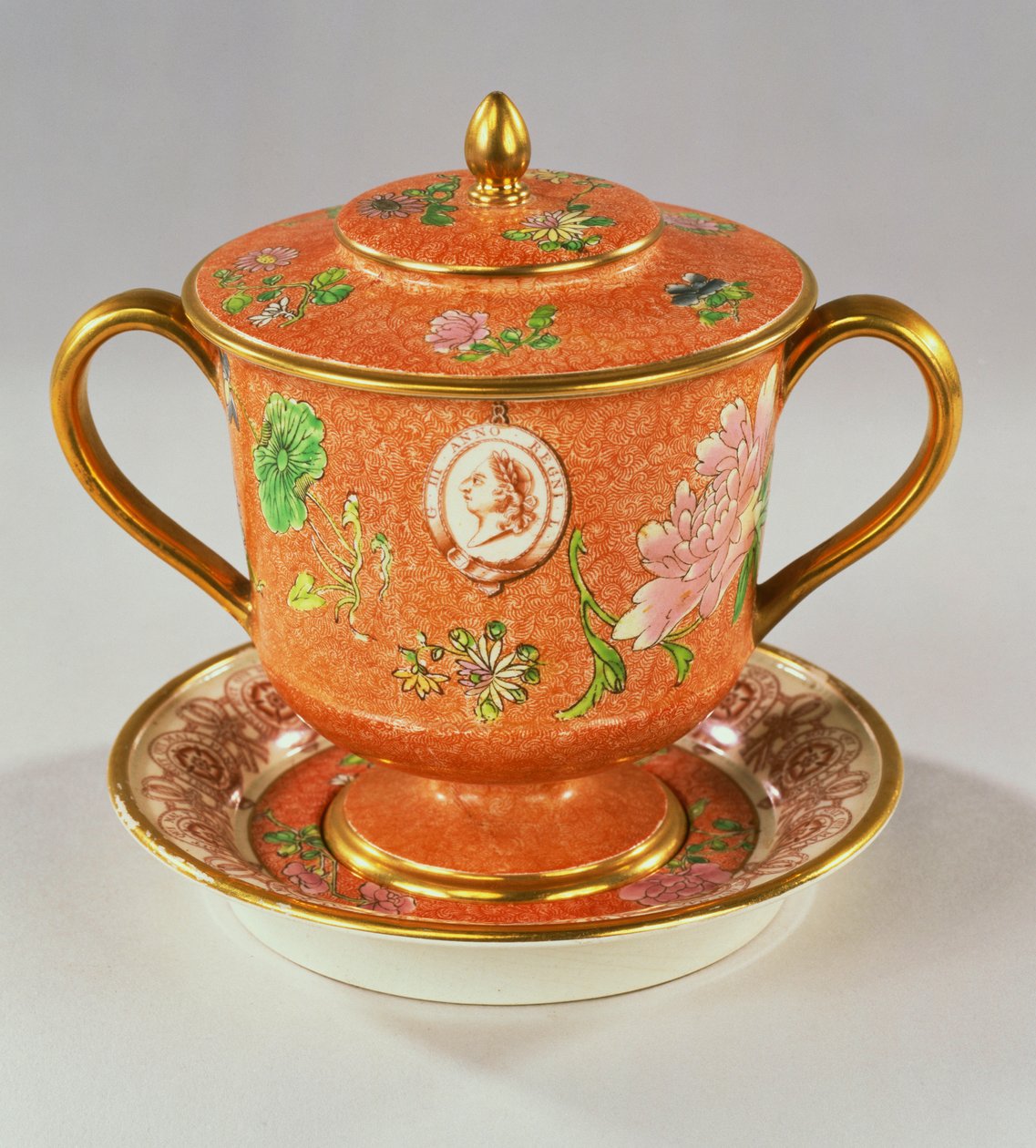 En Wedgwood Pearlware kop, låg og stativ med to håndtag malet med en portrætbuste af George III, til minde om hans gyldne jubilæum i 1810, 1810 af English School