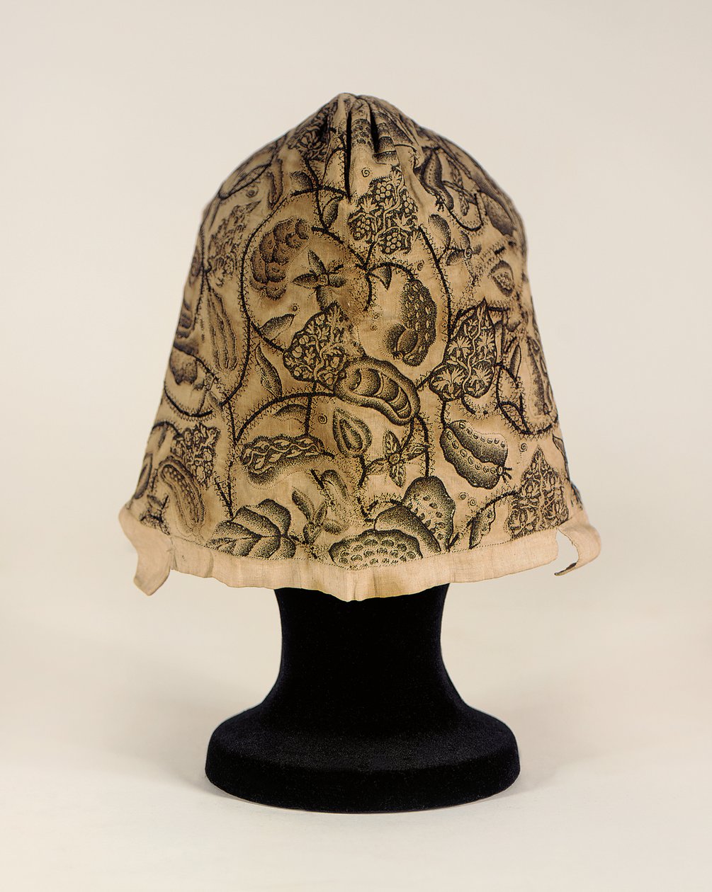 En fin sortarbejde-coif, 1620-40 af English School