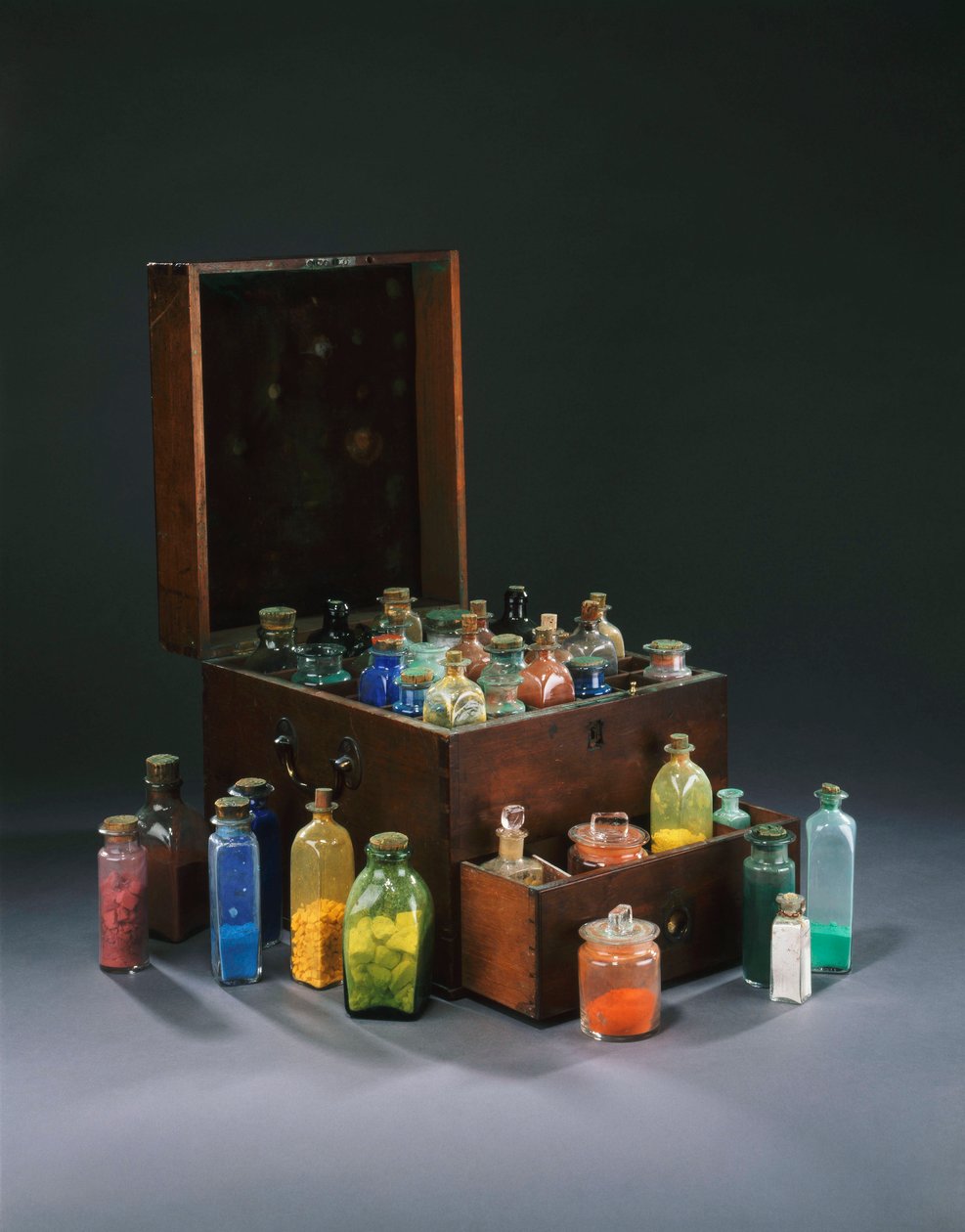En mahogni kunstners farveæske, angiveligt ejet af John Adams fra HMS Bounty, indeholdende glasflasker med farvet pigment (mahogni) af English School
