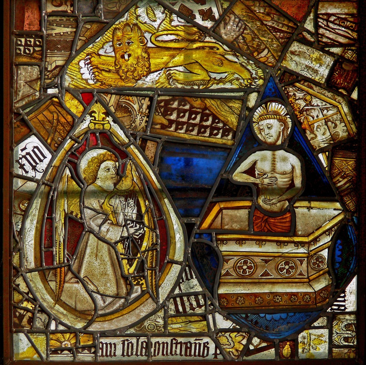 Et panel i det østlige vindue forestillende Kristus af Medlidenhed, der rejser sig fra graven; også en musiker-engel med en harpe og St Marks-løve blandt fragmenter af English School