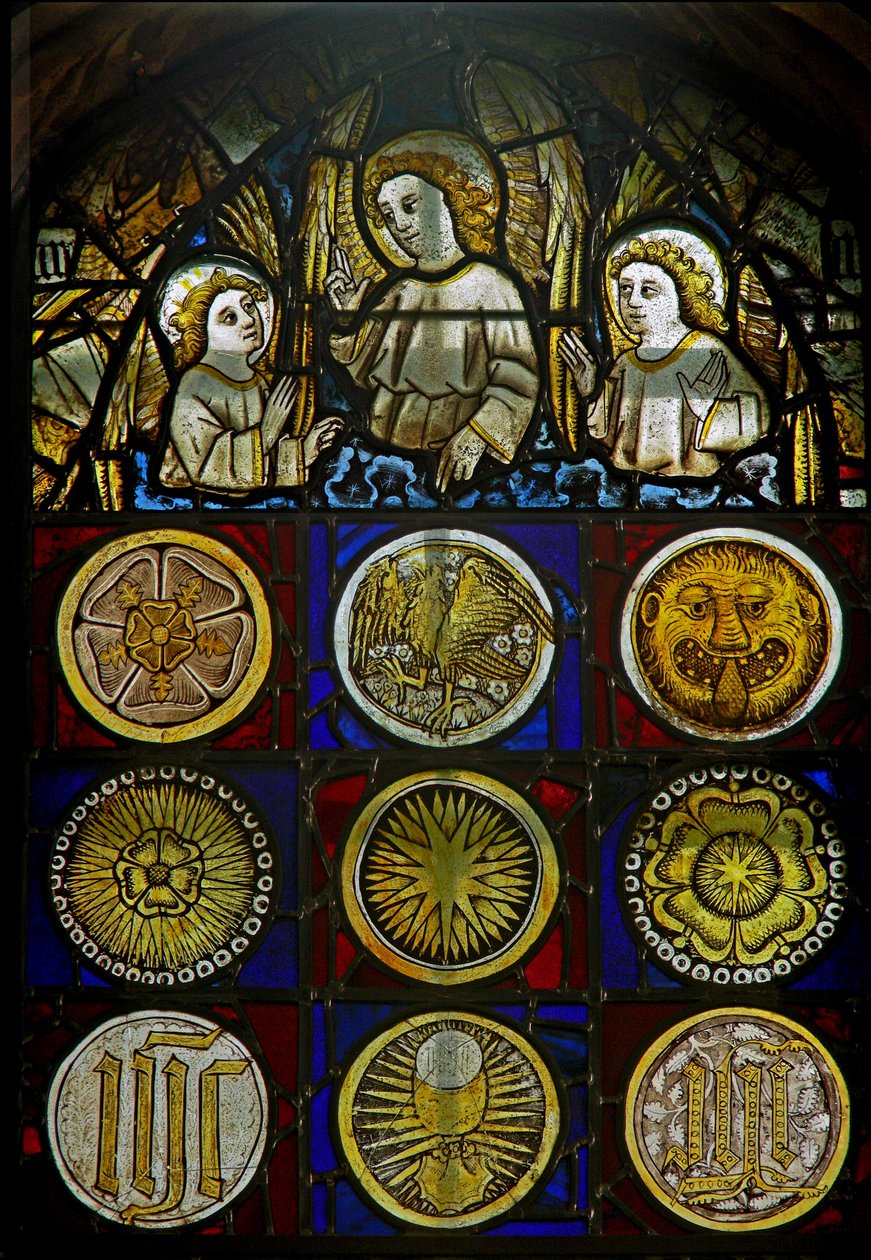 Et panel i det østlige vindue, der viser engle over 9 runder med solstråler, roser, et leopardhoved, en kalk og monogrammer af English School
