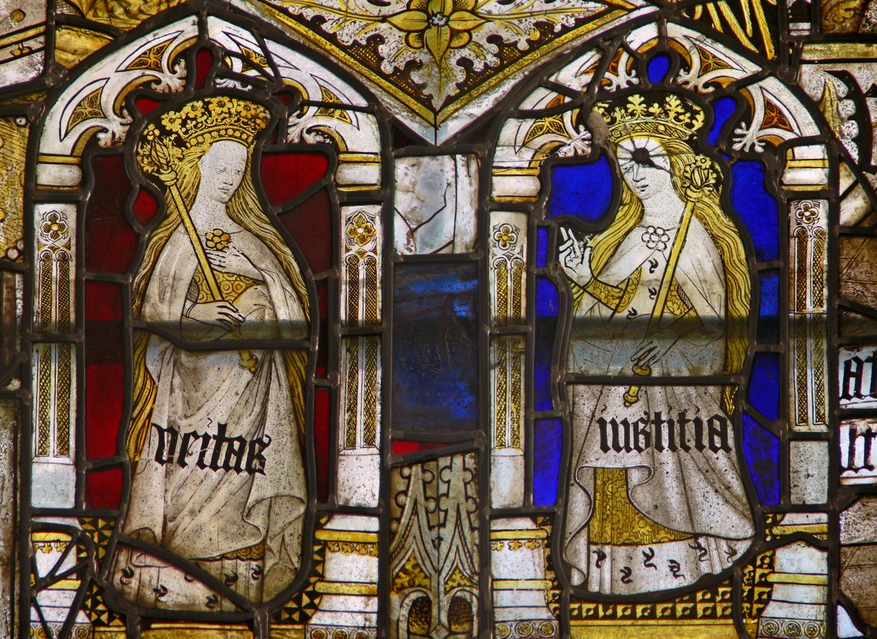 Et panel i det østlige vindue, der viser kardinaldyderne: sandhed (Veritas) og retfærdighed (Iustitia) af English School