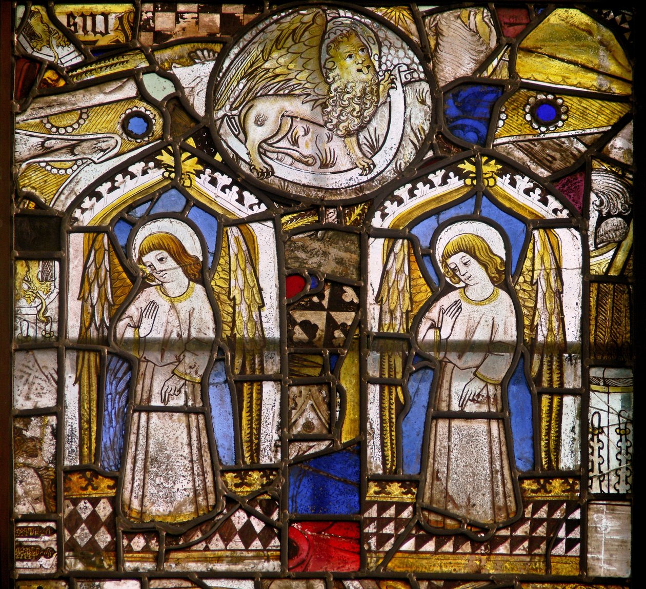Et panel i det østlige vindue forestiller to engle og St. Marks-løven af English School