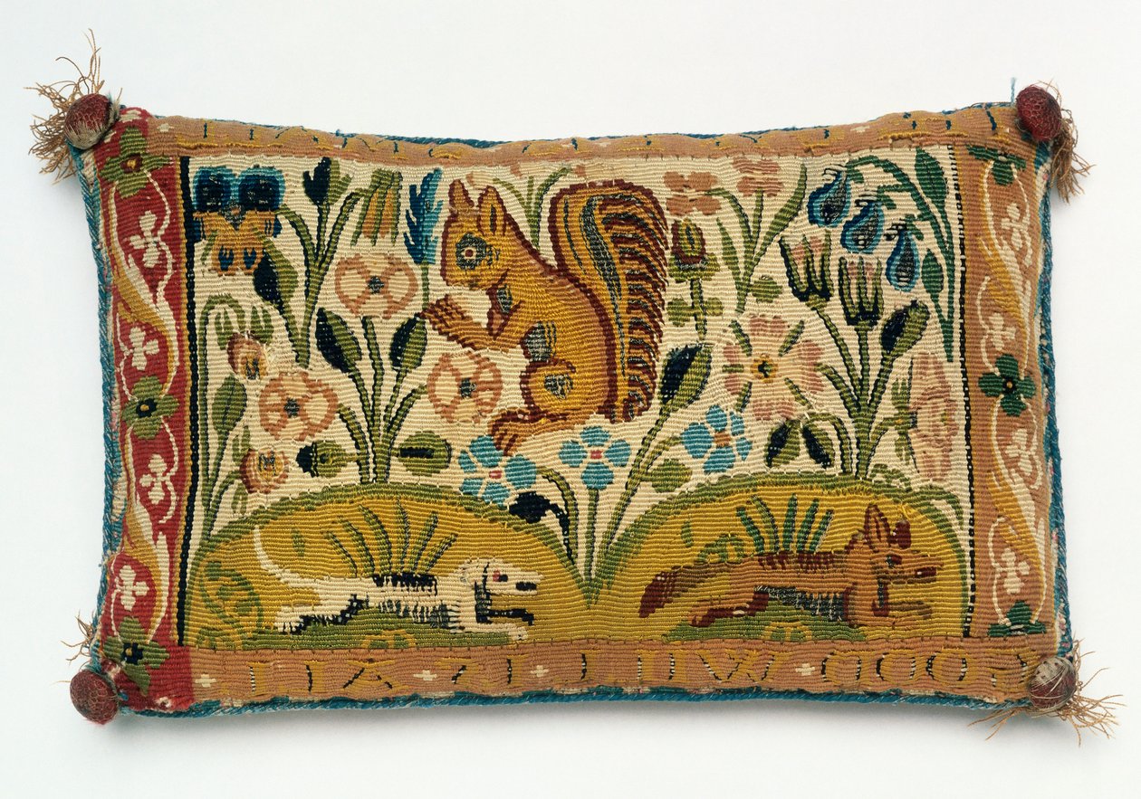Et tapestry-panel med nålepude med et egern og motto "god vilje er alt" af English School