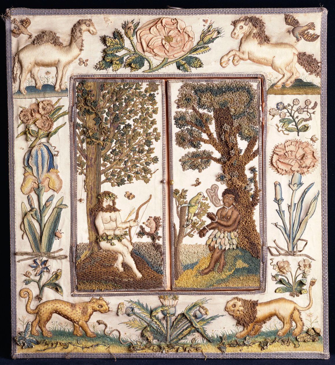Et hævet værk, broderet spejl, der forestiller en primitiv jæger med bue og pil, og en blackamoor med en papegøje, rammen med en kamel, hest, løve, leopard, rose, iris og andre blomster (silke, sa af English School
