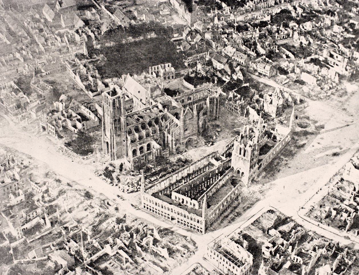 Luftfoto af Ypres i 1915 efter første og andet slag om Ypres, fra 