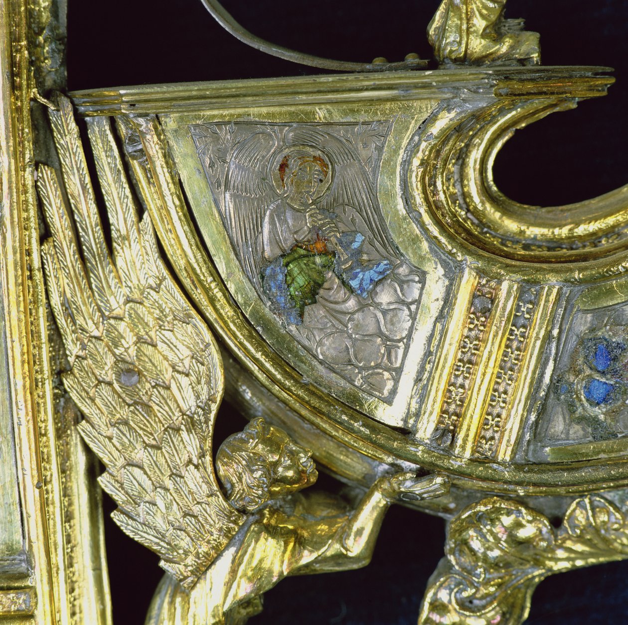 Engel, der spiller et lille shawm, detalje fra crozier af William of Wykeham (ca. 1320-1404) (forgyldt sølv & champleve emalje) af English School