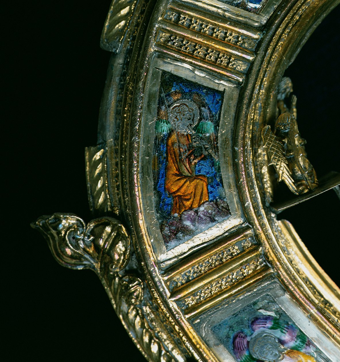 Engel, der spiller et blæseinstrument, detaljer fra crozier af William of Wykeham (ca. 1320-1404) (forgyldt sølv & champleve-emalje) (se 205100-32) af English School