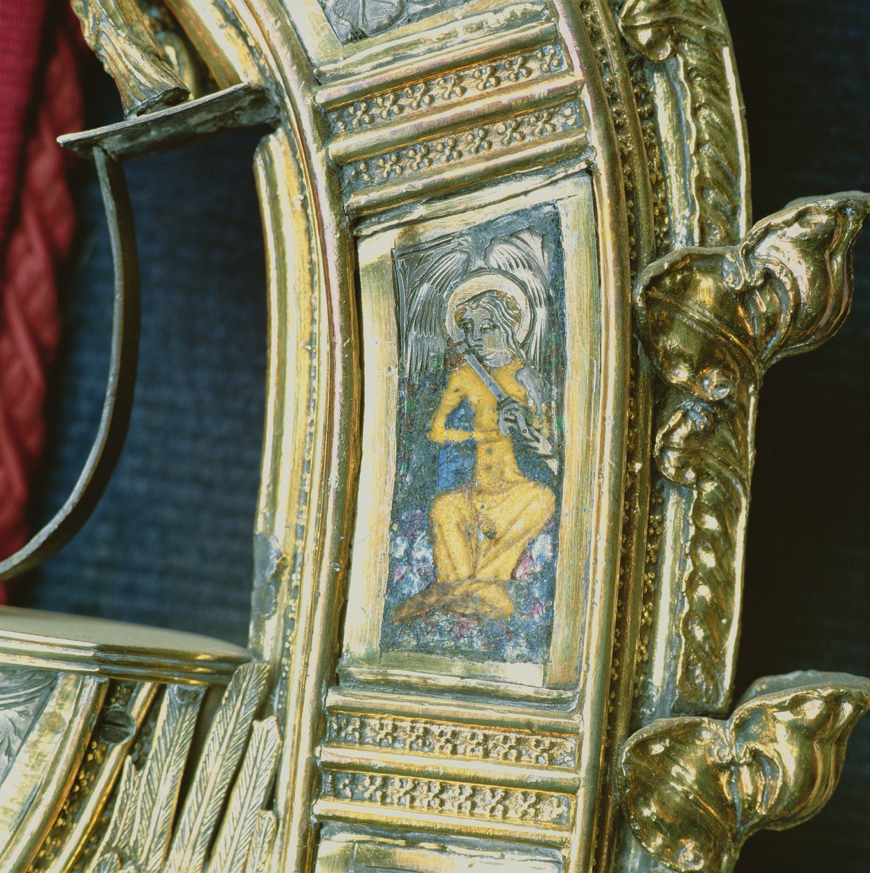 Engel spiller på fløjte, detalje fra crozier af William of Wykeham (ca. 1320-1404) (forgyldt sølv & champleve emalje) (se 205100-32) af English School