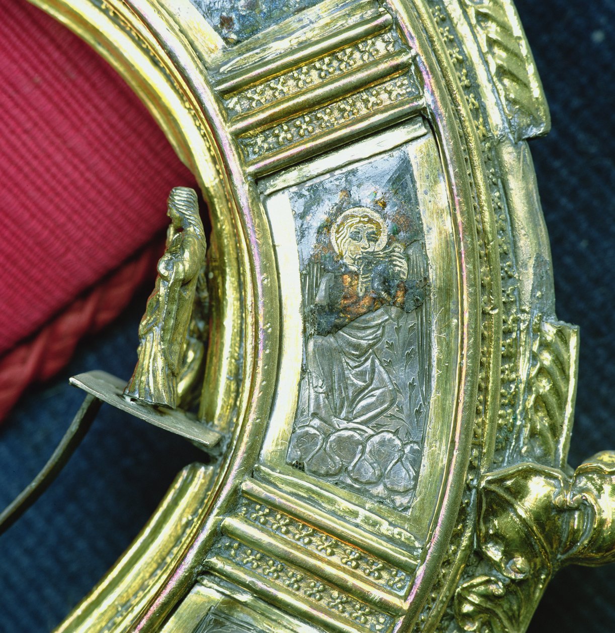 Engel spiller trumf, detalje fra crozier af William of Wykeham (ca. 1320-1404) (forgyldt sølv & champleve emalje) (se 205100-32) af English School