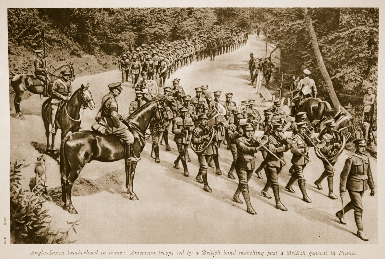 Anglo Saxon våbenbroderskab: Amerikanske tropper ledet af et britisk band, der marcherer forbi en britisk general i Frankrig, 1914-19 af English School