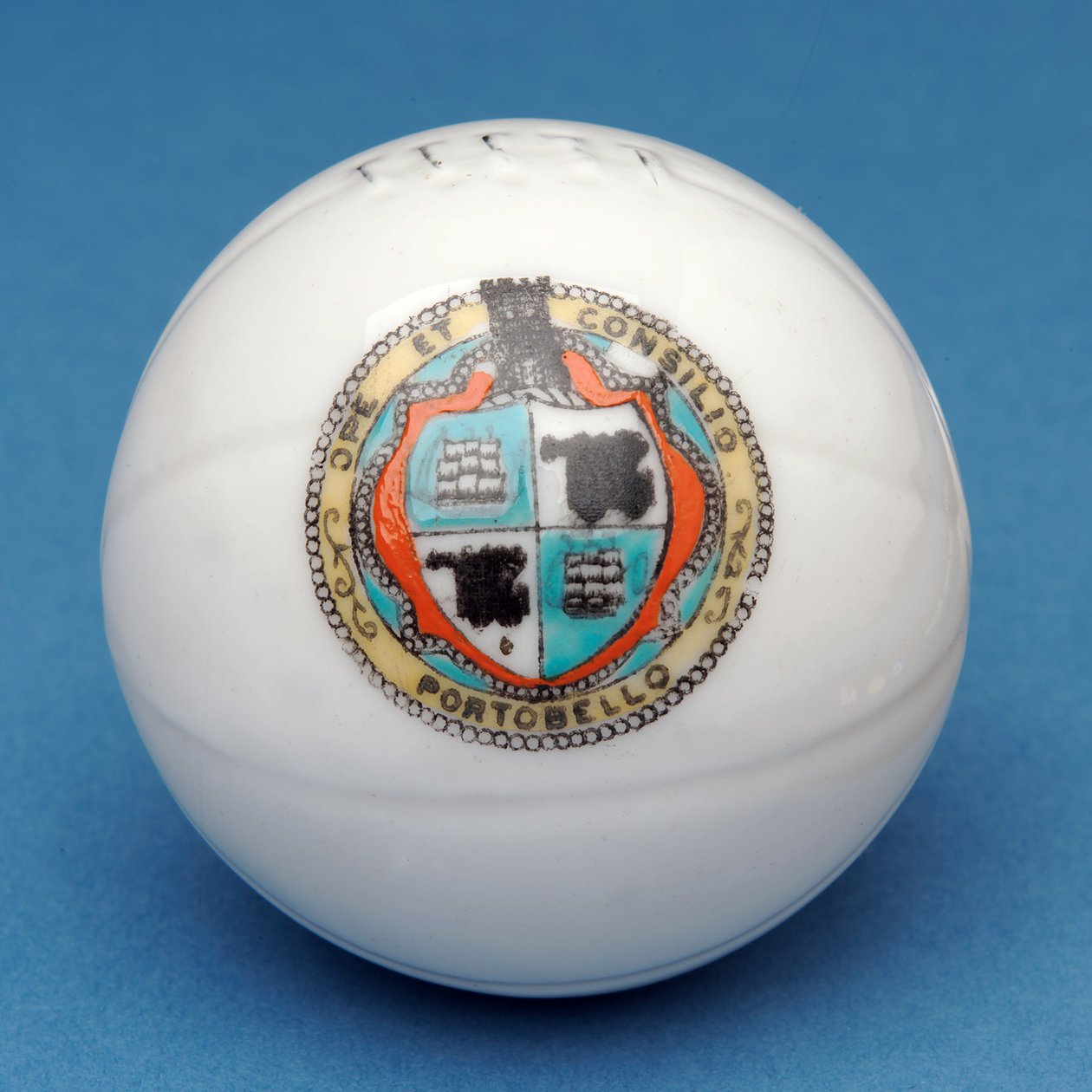 Armorial souvenir miniature fodbold med dekorativ overførsel af Portobello skjoldet (keramik) af English School