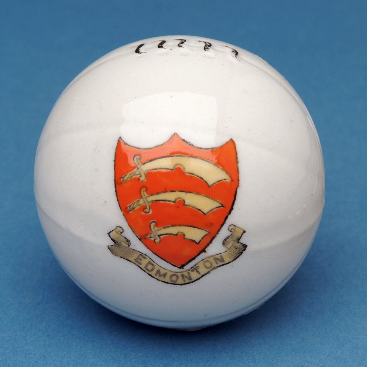 Armorial souvenir miniature fodbold med overførsel af Edmonton emblem (keramik) af English School