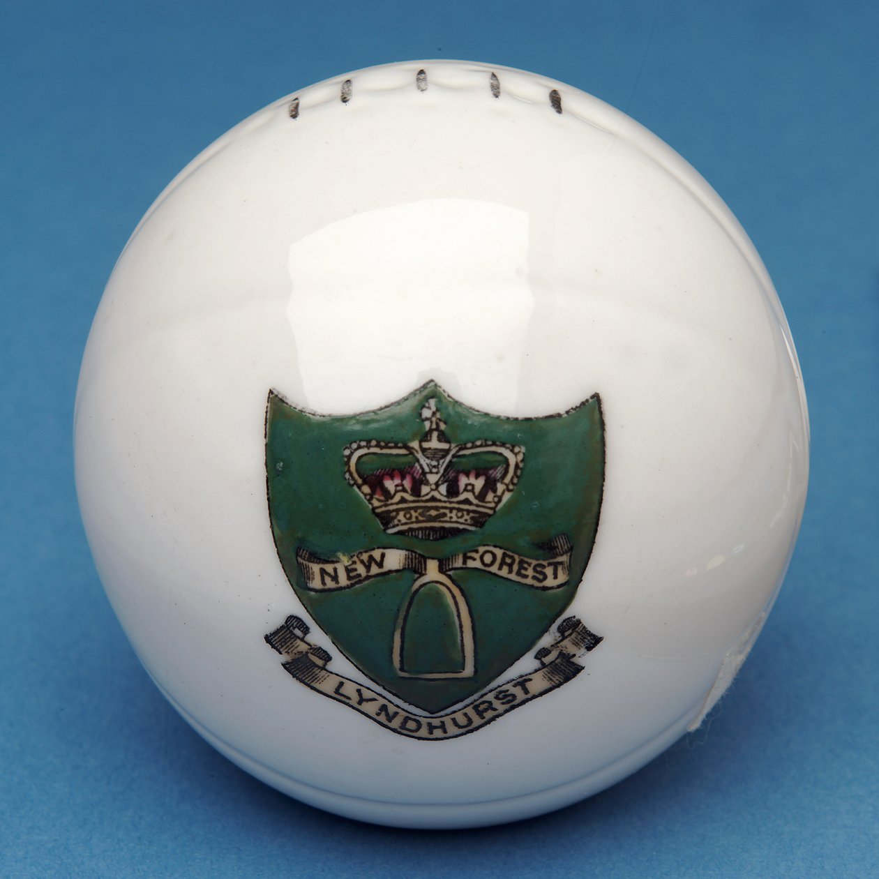 Armorial souvenir miniature fodbold med overførsel af Lyndhurst, New Forest crest (keramik) af English School