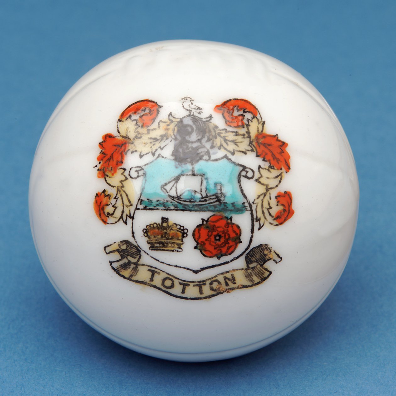 Armorial souvenir miniature fodbold med overførsel af Totton emblem (keramik) af English School