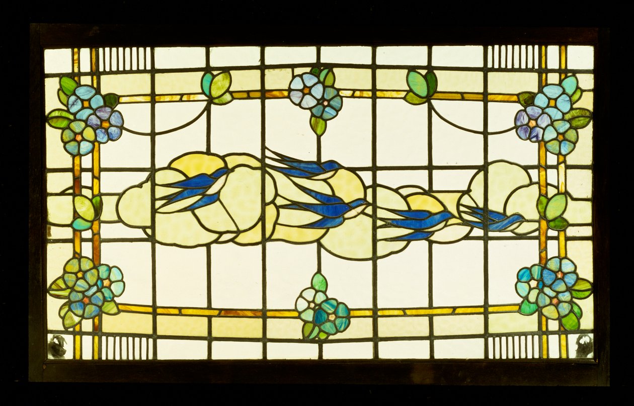 Arts and Crafts panel af en gruppe svaler før skyer i en kant af stiliserede blomsterhoveder (blyet og farvet glas) af English School