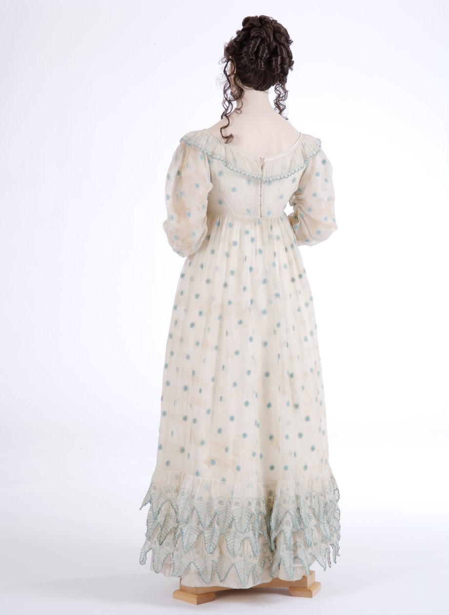 Bagsiden af en dagskjole, ca. 1815 (bomuldsmuslin broderet med blåt uld) af English School