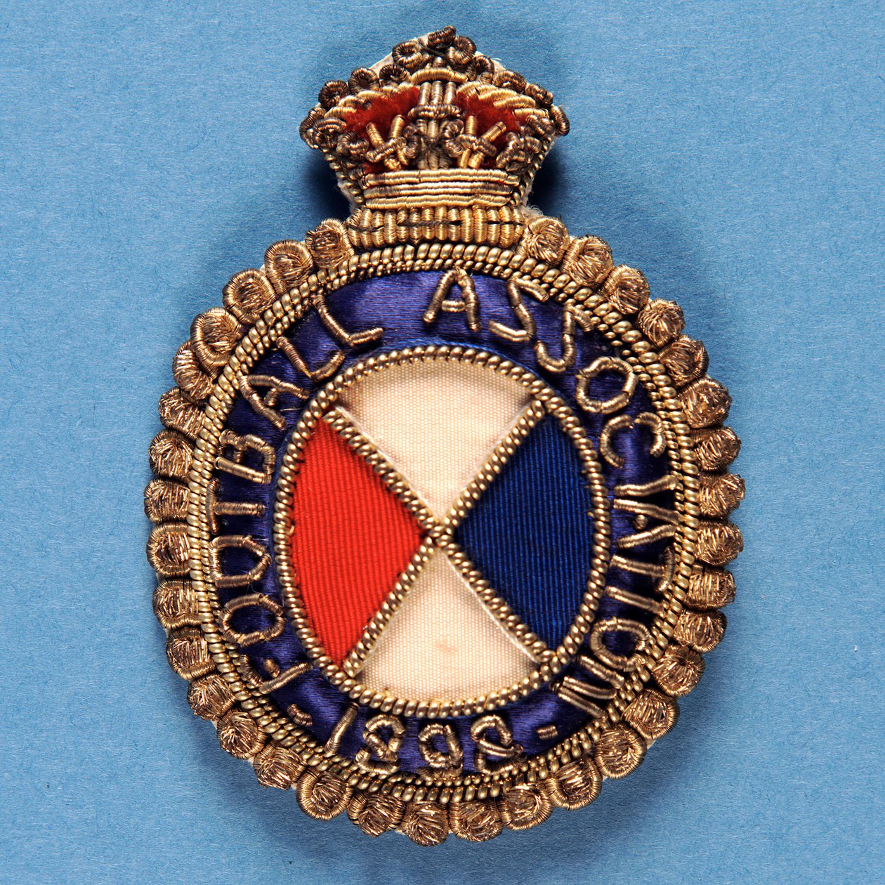 Badge fra fodboldforbundet, 1898 (stof & guldtråd) af English School