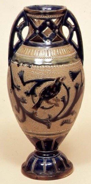 Bailey vase dekoreret af E.Bennett af English School