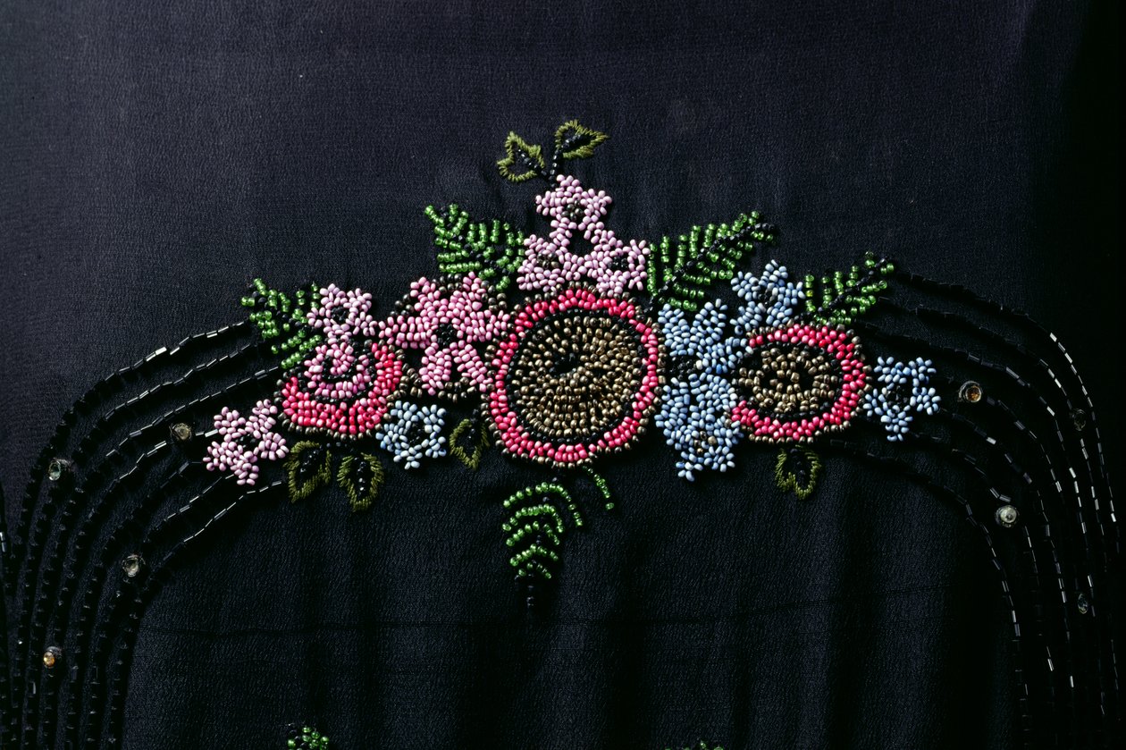 Perledetaljer fra en kvindekjole, ca. 1925-27 (kunstsilke med perler) (detalje af 235211) af English School