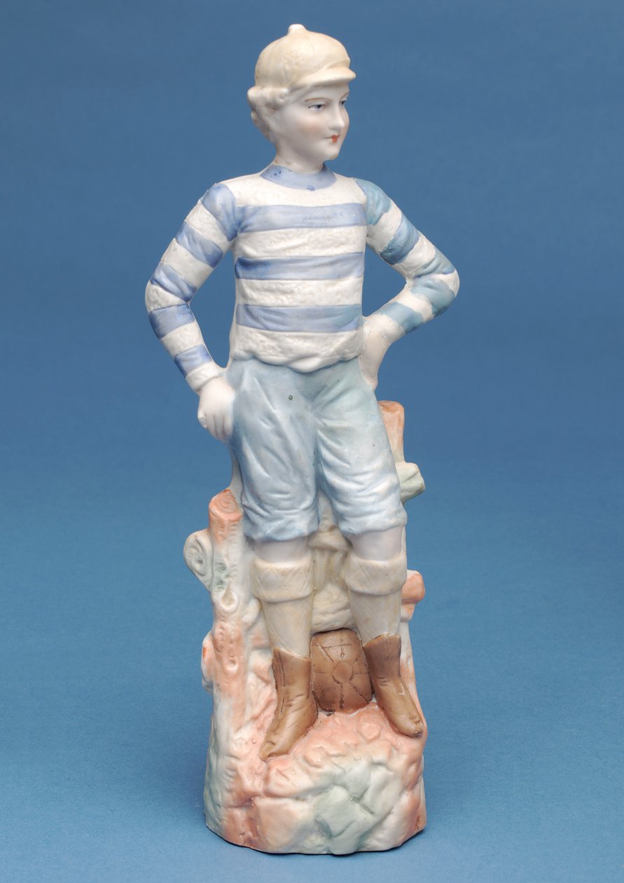 Bisquefigur af en drengefodboldspiller i blå- og hvidstribet sæt, ca. 1890