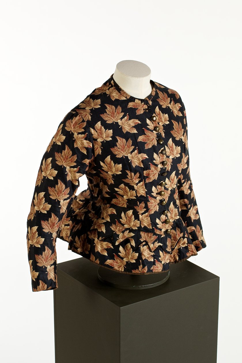 Sort overdel med trykt gyldenbrunt ahornbladsdesign, ca. 1860-70 (bomuld) af English School