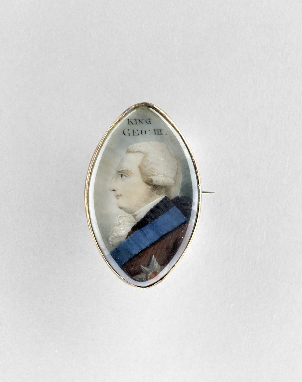 Broche med portræt af kong George III, ca. 1770 (akvarel på elfenben, 9 karat rosa guld over kobber og glas) af English School