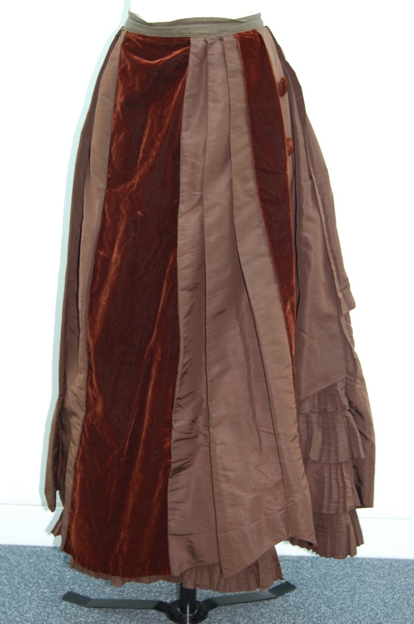 Brun kjole (nederdel og lille jakke), ca. 1875 (silkesatin) (se også 3700630) af English School