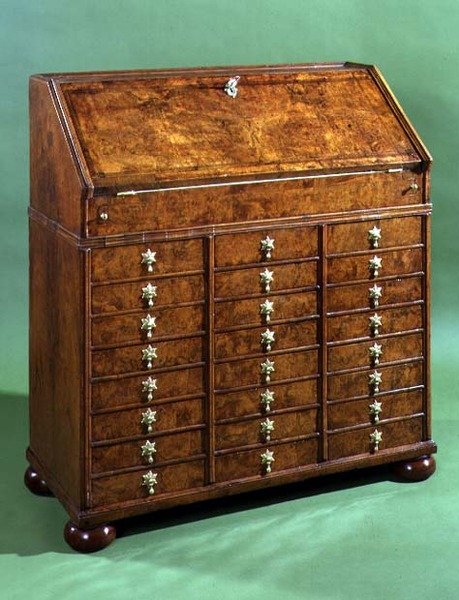 Bureau med mange små skuffer og knoldfødder, ca.1710 (valnød) af English School