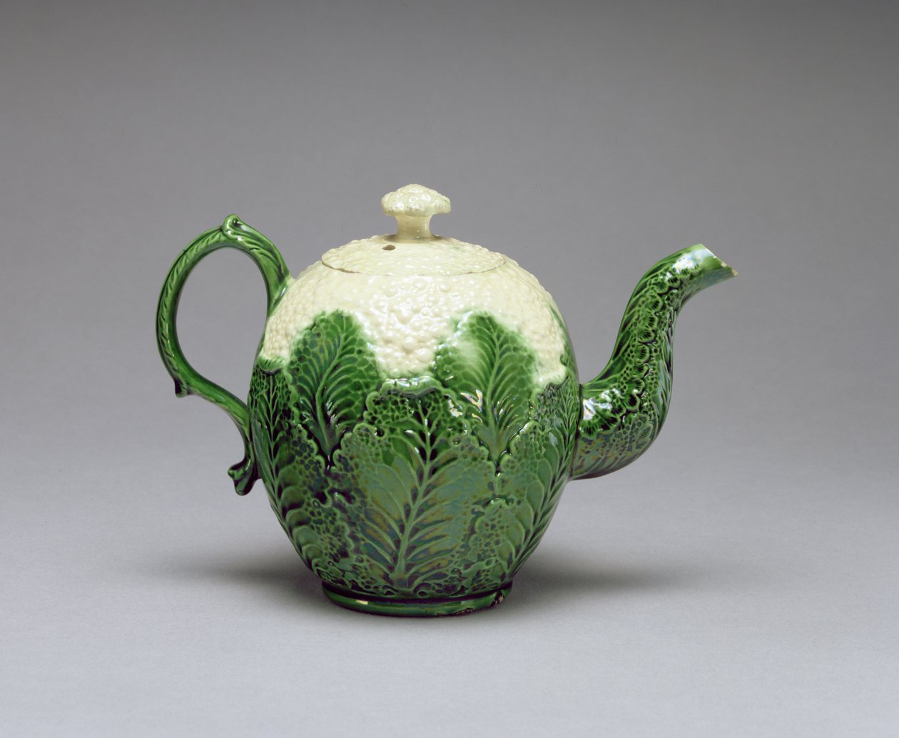 Blomkålstepotte, fra Burlem, Staffordshire, ca. 1759-66 (blyglaseret creme lertøj, slip-cast) af English School