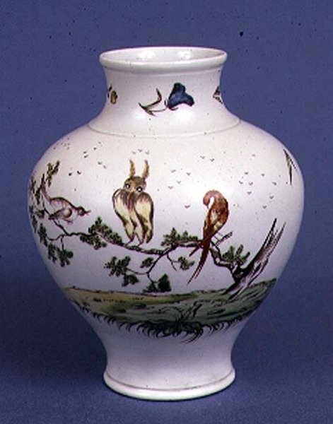 Chelsea vase med bred baluster form dekoreret med fugle sandsynligvis malet af O