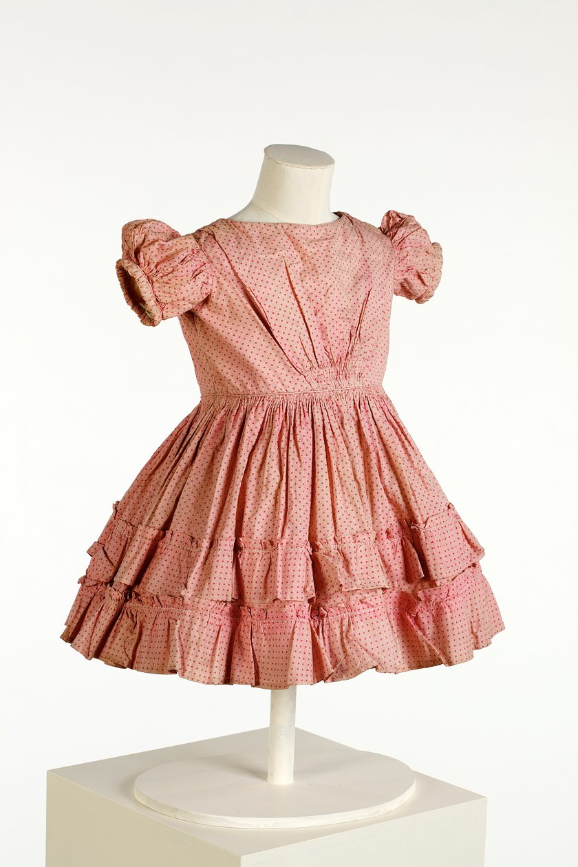 Barnekjole med pufærmer og flæsket nederdel, trykt med pink pletmønster, ca. 1850 (bomuld) af English School