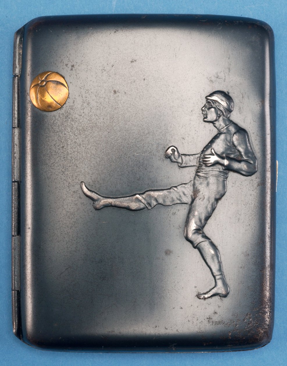 Cigaretetui med en fodboldspiller, der sparker en guldbold op i luften. ca. 1880 (metal) af English School