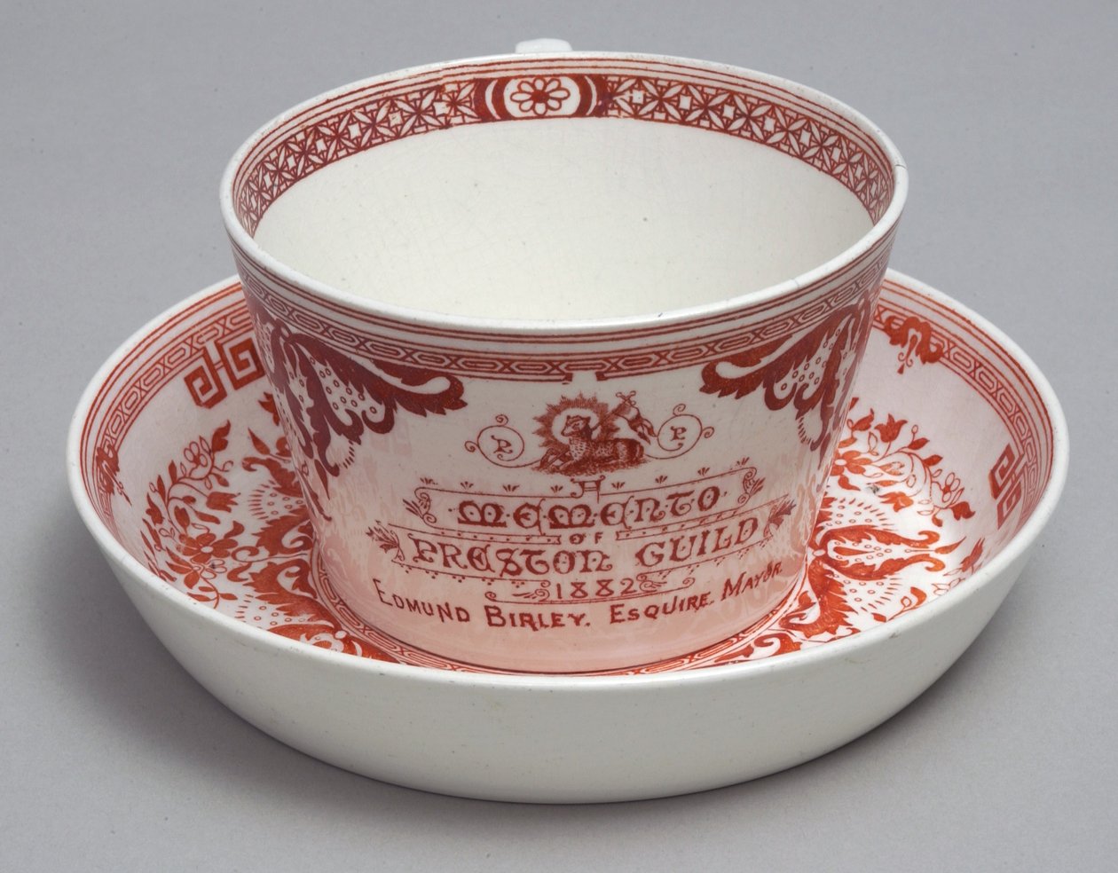 Minde om tekop og underkop læser A Memento of Preston Guild 1882, Minton, England, ca. 1882 (lertøj) af English School