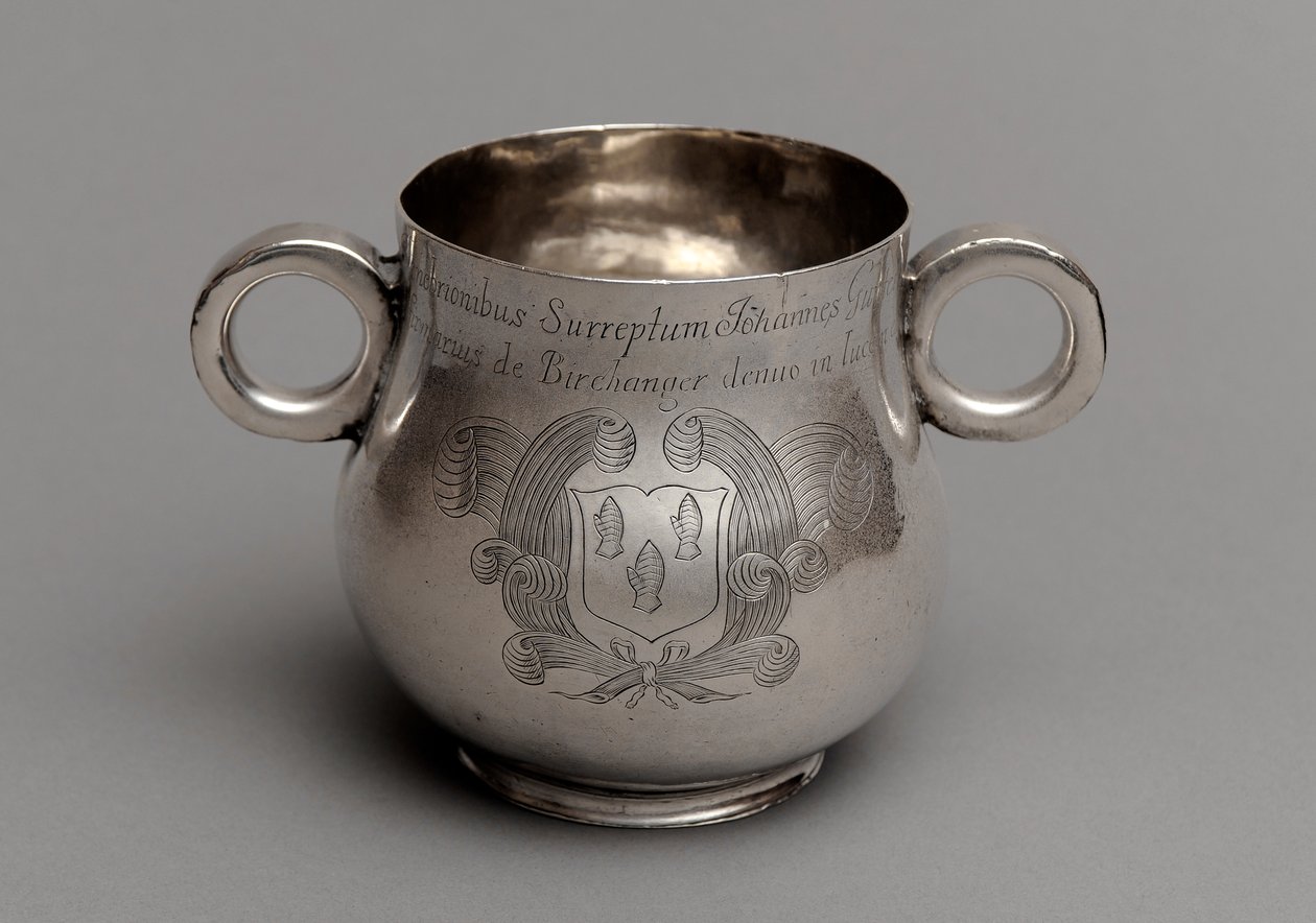 Kop med stor mave og tyk støbt kantbund og et par okseøjehåndtag, 1675 (sølv) af English School