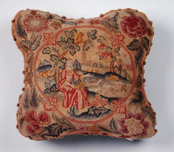 Pude, broderet i petit point, forestillende en kvinde i et landskab (tekstil) af English School