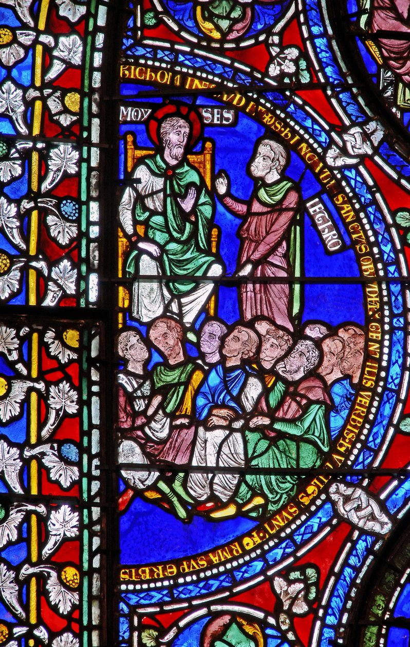 Detalje fra et af bibelvinduerne, der forestiller Moses med Jethro af English School