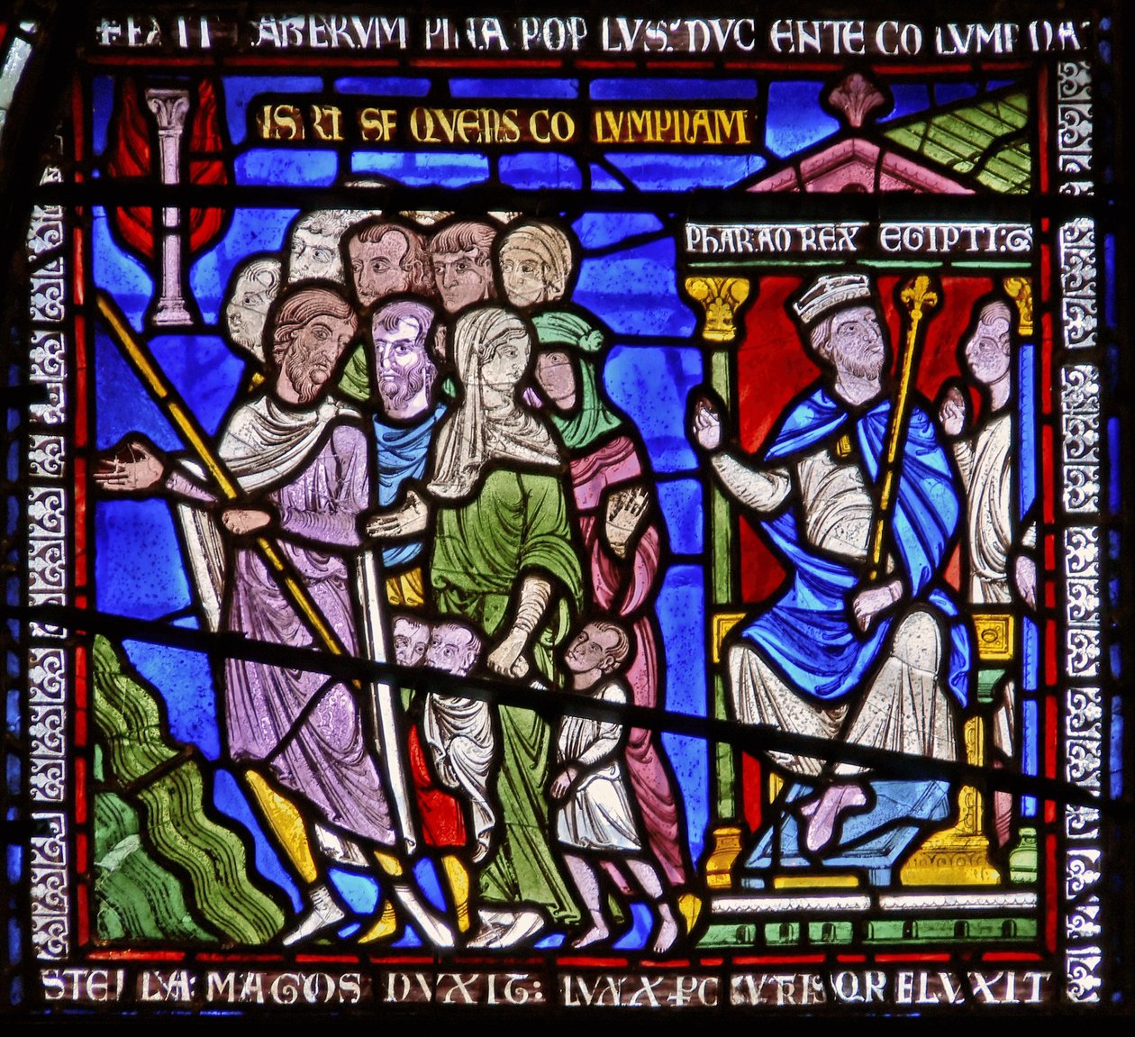 Detalje fra et af bibelvinduerne, der viser faraoen, der ser på israelitterne af English School