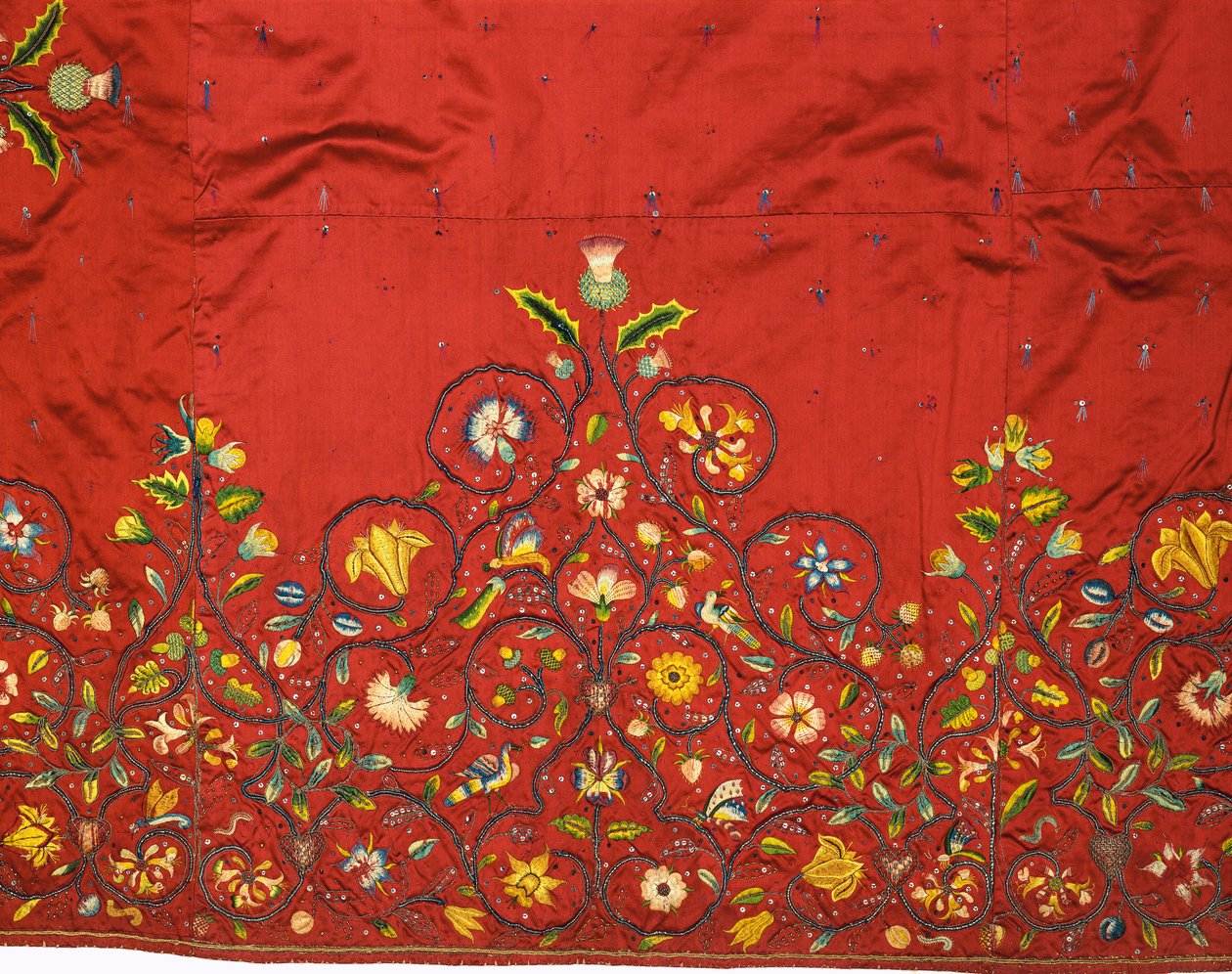 Detalje af en vigtig nederdel eller underkjole af karmosinrød silke, der siges at være blevet broderet af Mary, dronning af Skotten for dronning Elizabeth I, mens hun var fanget i Hardwick af English School