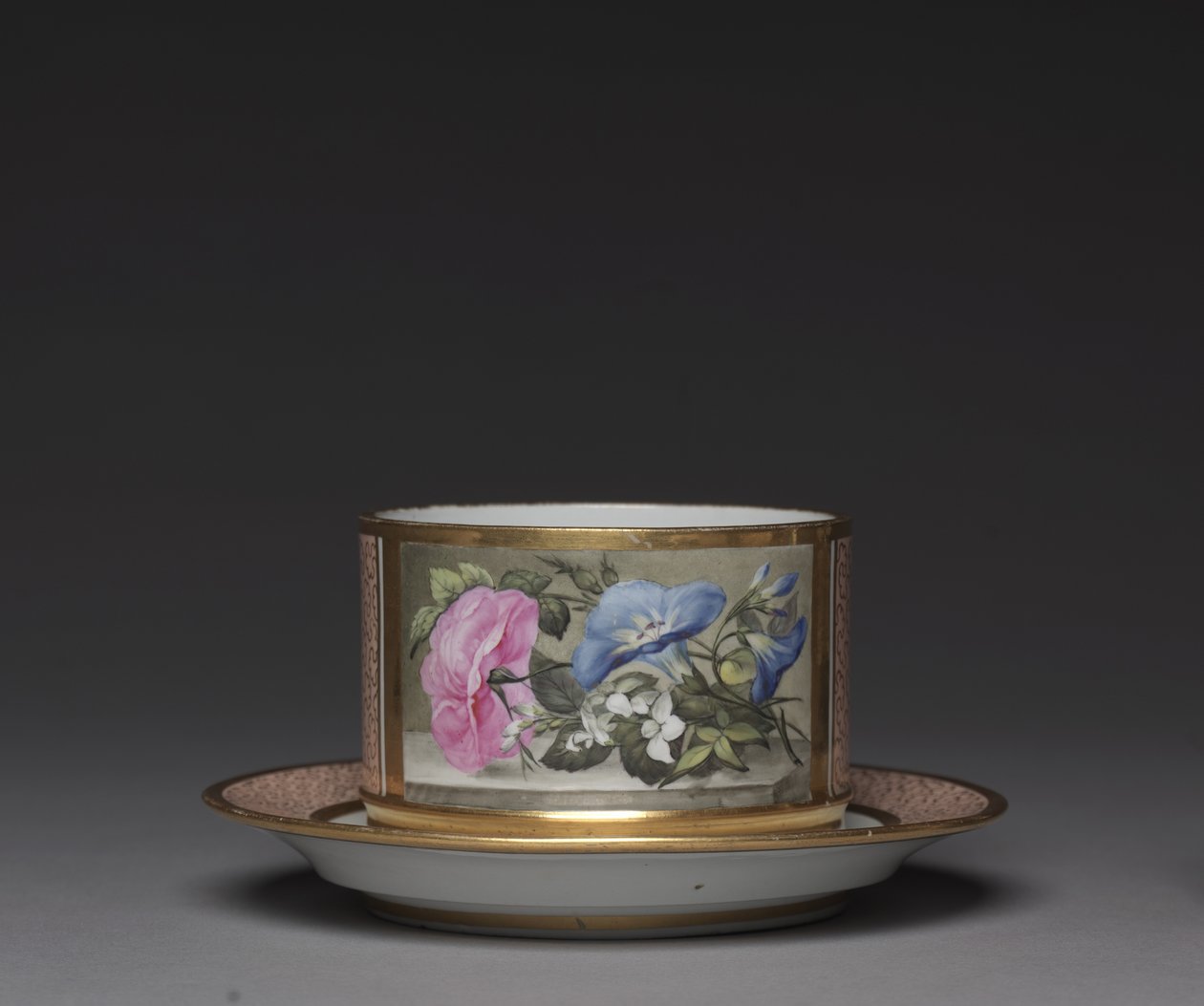 Fad, fremstillet af Worcester Porcelænsfabrik, ca. 1810 af English School