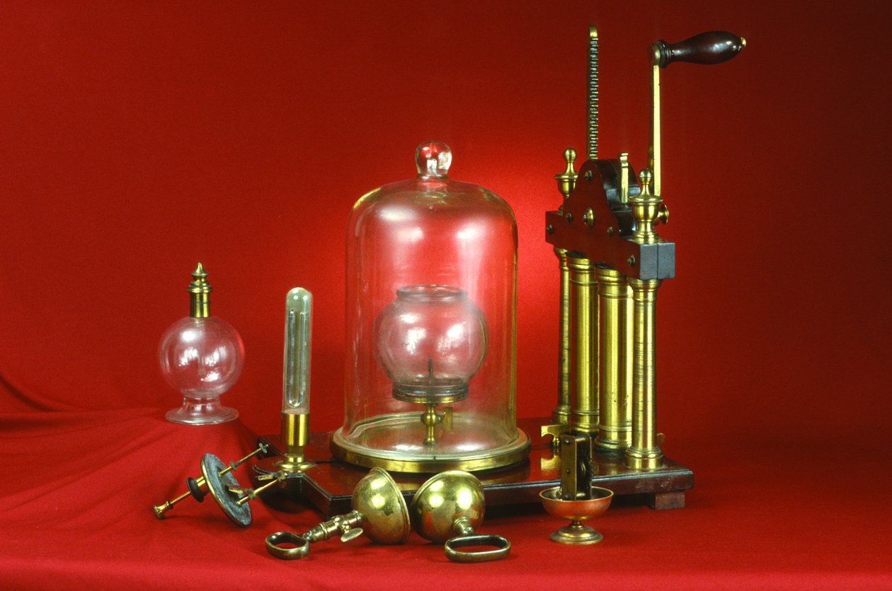 Dobbeltløbet luftpumpe, forsynet med forskellige demonstrationseksperimenter inklusive guinea og fjer, Magdeburg halvkugler, klokke i vakuum og kollapsende blære, ca. 1800 af English School